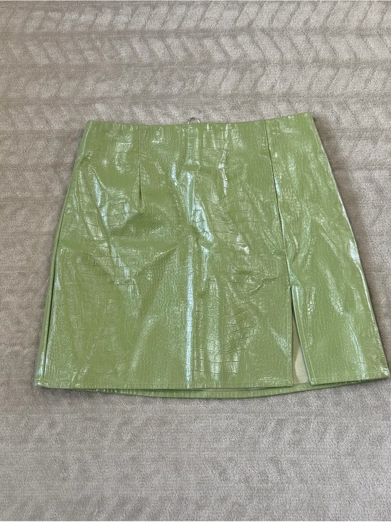 Princess Polly Dresses & Skirts - Princess Polly Green Faux Croc Leather Mini Skirt with Front Slit Size 6 Edgy